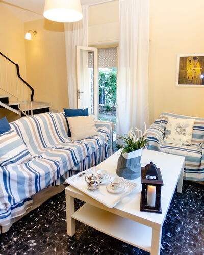 Angelina: Kamer, Meubilair, Eigendom, Woonkamer, Interieur Ontwerp, Blauw, Geel, Gebouw, Slaapkamer, Onroerend Goed