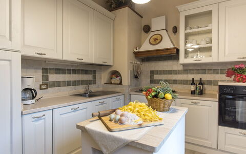 Villa Manuela: Cabinetry, Countertop, Eigendom, Voedsel, Toestel Van De Keuken, Gebouw, Keuken, Fornuis, Interieur Ontwerp, Huishoudapparatuur