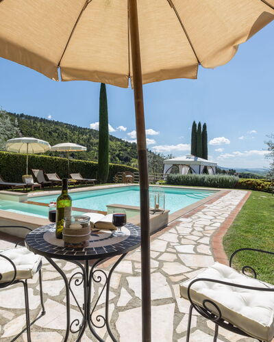 Villa Manuela: Eigendom, Onroerend Goed, Patio, Paraplu, Tafel, Gebouw, Schaduw, Huis, Buitentafel, Meubilair