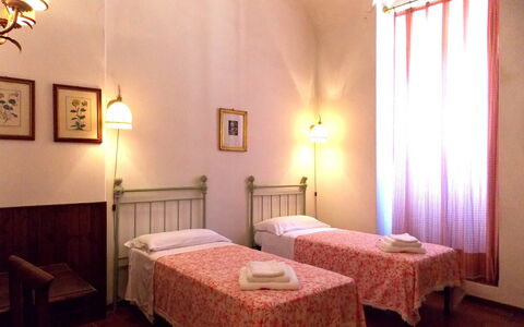 Villa Sandra: Kamer, Bed, Slaapkamer, Meubilair, Eigendom, Gebouw, Interieur Ontwerp, Bed Frame, Laken, Muur