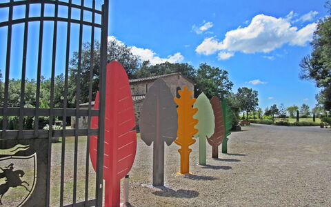 La Rimessa: Openbare Ruimte, Ijzer, Menselijke Nederzetting, Boom, Blad, Hek, Speelplaats, Stad, Architectuur, Metaal