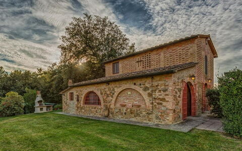 La Rimessa: Eigendom, Gebouw, Huis, Huis, Landgoed, Onroerend Goed, Lucht, Architectuur, Gras, Boom