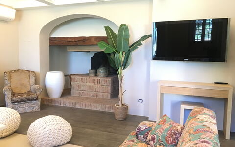 La Rimessa: Kamer, Woonkamer, Eigendom, Interieur Ontwerp, Meubilair, Verdieping, Gebouw, Onroerend Goed, Tafel, Huis