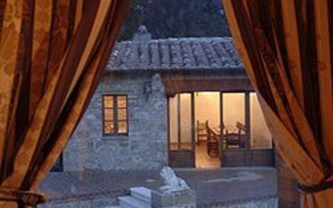 Villa Fontanelle: Interieur Ontwerp, Hout, Eigendom, Textiel, Kamer, Venster Behandeling, Interieur Ontwerp, Verdieping, Huis