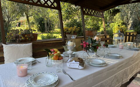 Podere Di Mero Casolare: Meubilair, Tableware, Tafelkleed, Tafel, Serveware, Linens, Dishware, Voedsel, Stoel, Bord