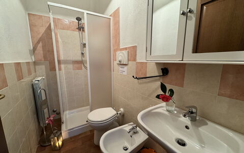 Podere Di Mero Casolare: Flooring, Verdieping, Interieur Ontwerp, Loodgieterswerkinrichting, Kamer, Wastafel, Loodgieter, Kraan, Badkamer, Toilet