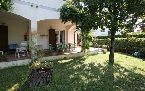 Villa Del Forte: Eigendom, Huis, Gebouw, Werf, Onroerend Goed, Backyard, Huis, Binnenplaats, Tuin, Gras