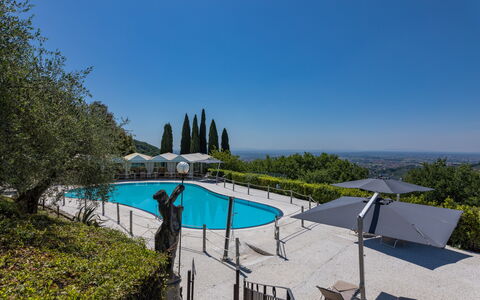 Villa Alfresco: Zwembad, Buitenmeubels, Heuvel Station, Toevlucht, Buitentafel, Eco Hotel, Badplaats, Paraplu, Ligstoel