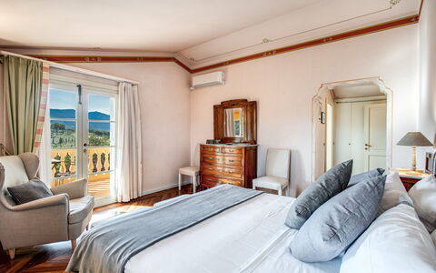 Villa Alfresco: Meubilair, Bed, Slaapkamer, Bedding, Laken, Bed Frame, Linens, Lamp, Hoofdkussen