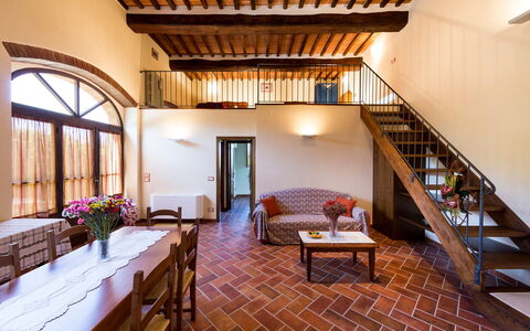 Casale Vacanze Il Granaio: Gebouw, Eigendom, Kamer, Interieur Ontwerp, Huis, Onroerend Goed, Plafond, Architectuur, Meubilair, Trap