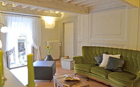 Appartamento Tommasi Fierli: Woonkamer, Kamer, Eigendom, Meubilair, Interieur Ontwerp, Gebouw, Geel, Plafond, Huis, Muur