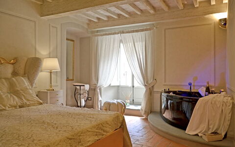 Appartamento Tommasi Fierli: Kamer, Meubilair, Slaapkamer, Bed, Eigendom, Interieur Ontwerp, Laken, Bed Frame, Gordijn, Suite