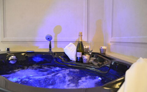 Appartamento Tommasi Fierli: Jacuzzi, Blauw, Kamer, Eigendom, Kraan, Bad, Water, Loodgieterswerkinrichting, Badkamer, Wastafel