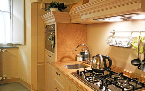 Appartamento Tommasi Fierli: Countertop, Kamer, Wastafel, Keuken, Cabinetry, Eigendom, Meubilair, Fornuis, Interieur Ontwerp, Gebouw