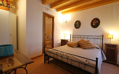 Francesco Guglielmo: Kamer, Bed, Meubilair, Slaapkamer, Eigendom, Bed Frame, Interieur Ontwerp, Gebouw, Laken, Plafond