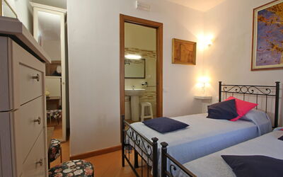 Guglielmo: Slaapkamer, Bed, Kamer, Meubilair, Eigendom, Gebouw, Bed Frame, Laken, Muur, Interieur Ontwerp