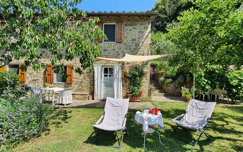 La Casa Del Sole: Fabriek, Gebouw, Eigendom, Venster, Stoel, Boom, Huis, Deur, Lucht, Buitenmeubels