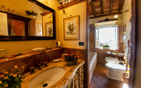 La Casa Del Sole: Kamer, Eigendom, Badkamer, Interieur Ontwerp, Gebouw, Huis, Onroerend Goed, Huis, Wastafel, Meubilair