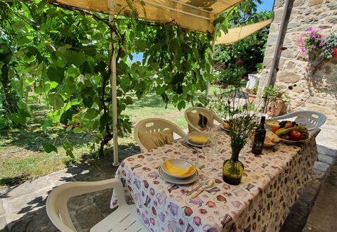 La Casa Del Sole: Fabriek, Eigendom, Tafel, Plantkunde, Natuur, Bloem, Landschap, Stoel, Buitenmeubels, Plantendiversiteit