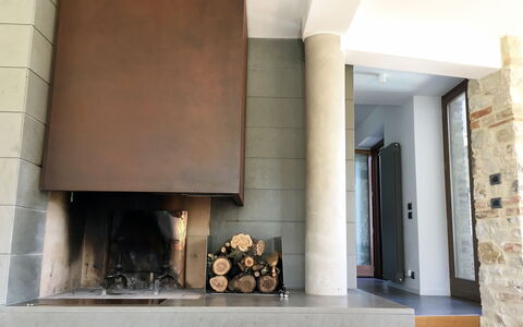 Casale De Conti: Haard, Fireplace, Eigendom, Kamer, Muur, Tegel, Interieur Ontwerp, Huis, Architectuur, Verdieping