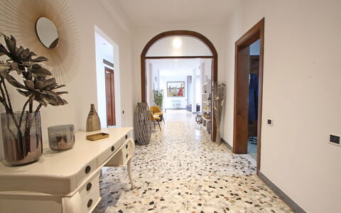 Marina Apartment: Eigendom, Kamer, Gebouw, Onroerend Goed, Verdieping, Interieur Ontwerp, Huis, Landgoed, Architectuur, Plafond