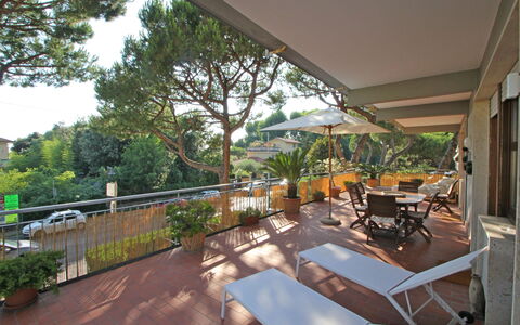 Marina Apartment: Eigendom, Onroerend Goed, Gebouw, Backyard, Huis, Huis, Dek, Kamer, Veranda, Patio