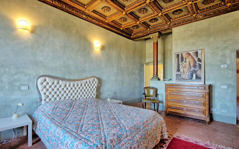 Palazzo Del Capitano: Slaapkamer, Kamer, Eigendom, Meubilair, Bed, Laken, Interieur Ontwerp, Gebouw, Bed Frame, Muur