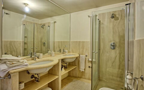 Palazzo Del Capitano: Badkamer, Kamer, Eigendom, Loodgieterswerkinrichting, Interieur Ontwerp, Muur, Badkamer Accessoire, Gebouw, Onroerend Goed, Huis