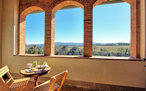 Palazzo Del Capitano: Eigendom, Kamer, Gebouw, Venster, Interieur Ontwerp, Onroerend Goed, Architectuur, Boog, Tafel, Landgoed