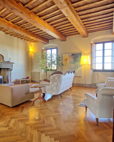 Palazzo Del Capitano: Eigendom, Gebouw, Kamer, Interieur Ontwerp, Verdieping, Houten Vloer, Meubilair, Woonkamer, Huis, Hardwood