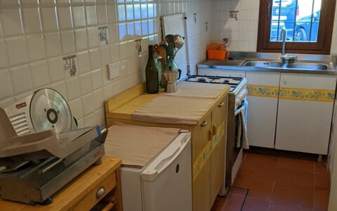 Agriturismo Il Giaggiolo without Pool: Kamer, Countertop, Eigendom, Keuken, Cabinetry, Meubilair, Verdieping, Tegel, Major Appliance, Gebouw