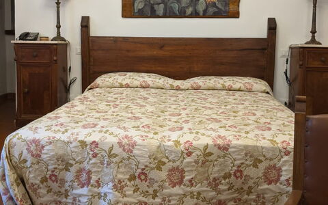 Agriturismo Il Giaggiolo without Pool: Slaapkamer, Bed, Meubilair, Laken, Kamer, Bedding, Bed Frame, Matras, Verdieping, Eigendom