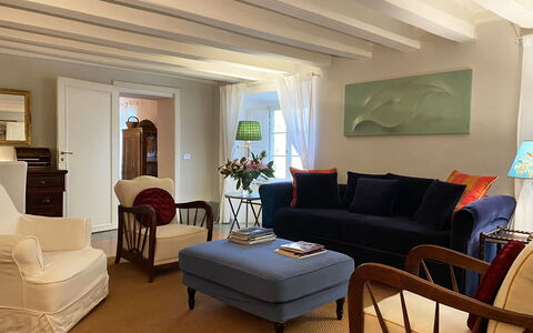 Il Mezzanino: Woonkamer, Kamer, Meubilair, Interieur Ontwerp, Eigendom, Gebouw, Plafond, Verdieping, Tafel, Muur