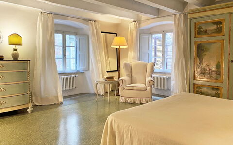 Il Mezzanino: Kamer, Meubilair, Eigendom, Interieur Ontwerp, Plafond, Bed, Slaapkamer, Gebouw, Verdieping, Geel