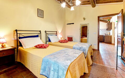 Casale Valdichiana: Slaapkamer, Bed, Kamer, Meubilair, Eigendom, Laken, Gebouw, Interieur Ontwerp, Bed Frame, Huis