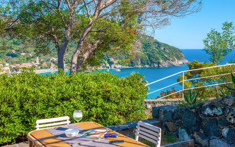 Il Giardino Sul Mare - Levanto: Eigendom, Vegetation, Onroerend Goed, Boom, Vakantie, Toerisme, Huis, Vrije Tijd, Landschap, Baai