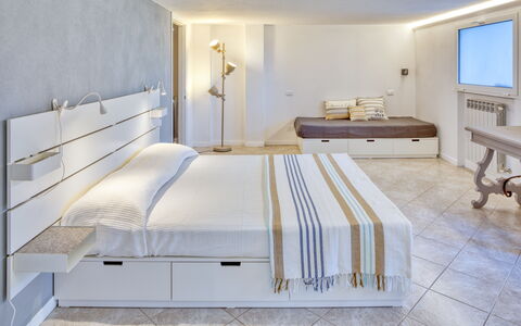Il Giardino Sul Mare - Levanto: Slaapkamer, Meubilair, Bed, Kamer, Eigendom, Bed Frame, Interieur Ontwerp, Laken, Suite, Verdieping