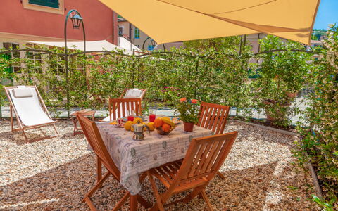 Portovecchio Apartments - Levanto: Eigendom, Onroerend Goed, Huis, Kamer, Meubilair, Backyard, Gebouw, Tafel, Huis, Patio