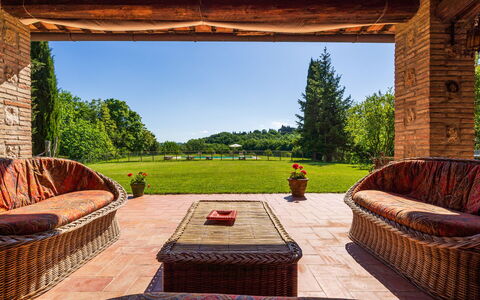 Podere a Lafi: Lucht, Fabriek, Eigendom, Natuur, Groen, Gebouw, Hout, Gras, Interieur Ontwerp, Schaduw