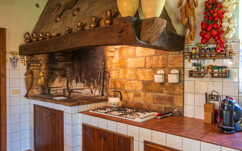 Podere a Lafi: Eigendom, Cabinetry, Countertop, Hout, Interieur Ontwerp, Architectuur, Keuken, Gebouw, Huis, Fornuis