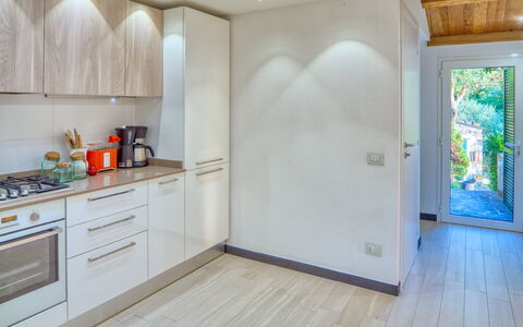 Il Frantoio Del Mesco - Levanto: Hout, Kamer, Verdieping, Flooring, Interieur Ontwerp, Glas, Keuken, Plafond, Muur, Huishoudapparatuur