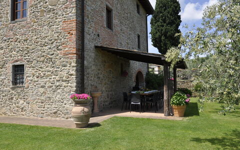 Villa Claudia: Fabriek, Venster, Gebouw, Bloempot, Kamerplant, Wolk, Huis, Boom, Gras, Struik