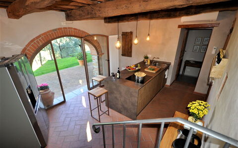 Villa Claudia: Tafel, Fabriek, Kamerplant, Gebouw, Interieur Ontwerp, Verdieping, Stoel, Bankstel, Woonkamer, Hout