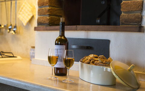 Villa Claudia: Voedsel, Tafel, Fles, Tableware, Wijn, Barware, Bord, Interieur Ontwerp, Drinkware, Hout