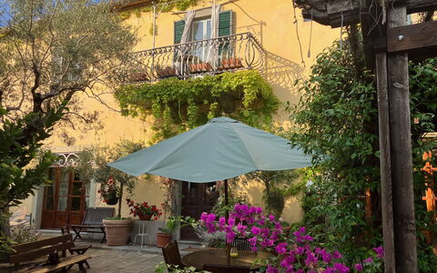 Villa Toppani Del Sodo: Fabriek, Gebouw, Eigendom, Plantkunde, Bloem, Schaduw, Verlichting, Architectuur, Buitentafel, Huis