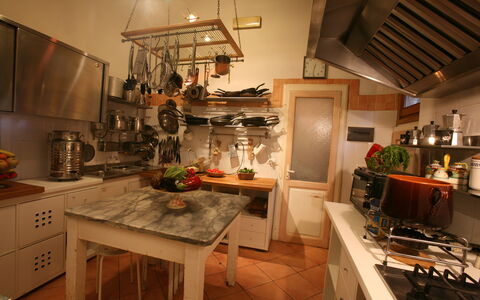 Villa Toppani Del Sodo: Countertop, Cabinetry, Tafel, Meubilair, Keuken, Toestel Van De Keuken, Verlichting, Fornuis, Hout, Interieur Ontwerp
