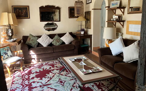 Villa Toppani Del Sodo: Fotolijst, Meubilair, Comfort, Verlichting, Interieur Ontwerp, Lamp, Verdieping, Flooring, Hout, Woonkamer