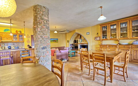 Villa Poggiospinoso: Eigendom, Kamer, Gebouw, Geel, Interieur Ontwerp, Onroerend Goed, Restaurant, Meubilair, Huis, Eetkamer