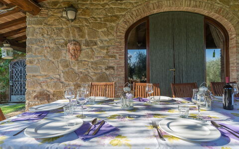 Villa Poggiospinoso: Eigendom, Kamer, Muur, Gebouw, Interieur Ontwerp, Architectuur, Tafel, Huis, Restaurant, Tegel