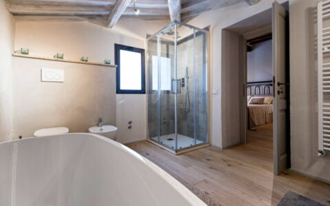 Villa Milluzzi: Bad, Loodgieterswerkinrichting, Gebouw, Badkamer, Verdieping, Hout, Flooring, Kraan, Comfort